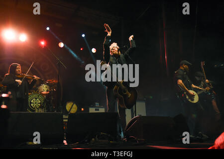 April 6, 2019 - Dana Point, Kalifornien, USA - Flogging Molly perfroms an Sabroso Handwerk Bier und Taco Music Festival (Tag 1) an Doheny Beach in Dana Point, Kalifornien. (Bild: © Billy Bennight/ZUMA Draht) Stockfoto