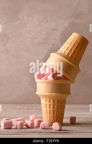 Zwei Eistüten mit rosa Marshmallows übereinander O fthe Andere, vertikales Format mit kopieren. Stockfoto