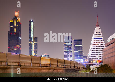 Wolkenkratzer und BTS in Bangkok. Stockfoto