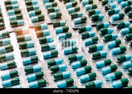 Closeup grün-blaue Antibiotikum Kapsel Pillen in Blisterverpackung. Antimikrobielle Resistenz. Pharmazeutische Industrie. Global Healthcare. Apotheke Stockfoto