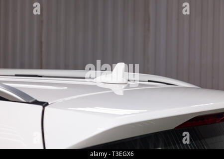 Auto Antenne auf dem Dach eines weißen Auto für Signalisierung GPS, Bluetooth und Fernsehen Stockfoto