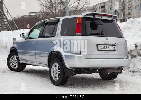 Nowosibirsk, Russland - 03.10.2019: Ansicht der Rückseite des Honda CR-V der ersten Generation in Silber nach der Reinigung vor dem Verkauf in einem Winter und Schnee backgro Stockfoto