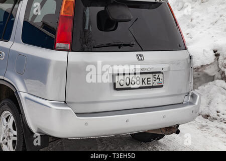 Nowosibirsk, Russland - 03.10.2019: Ansicht der Rückseite des Honda CR-V der ersten Generation in Silber nach der Reinigung vor dem Verkauf in einem Winter und Schnee backgro Stockfoto