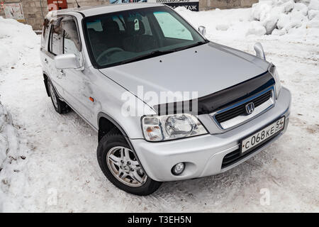 Nowosibirsk, Russland - 03.10.2019: Vorderansicht des Honda CR-V der ersten Generation in Silber nach der Reinigung vor dem Verkauf in einem Winter und Schnee backgr Stockfoto