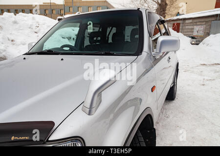 Nowosibirsk, Russland - 03.10.2019: Vordere Kotflügel spiegel Ansicht von Honda CR-V der ersten Generation in Silber nach der Reinigung vor dem Verkauf in einem Wintertag ein Stockfoto