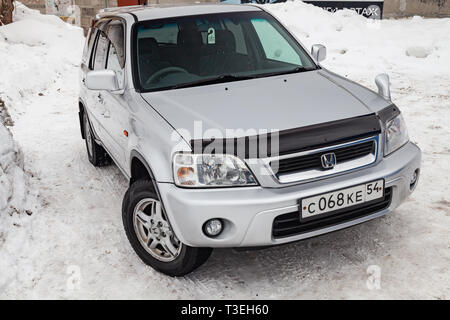 Nowosibirsk, Russland - 03.10.2019: Vorderansicht des Honda CR-V der ersten Generation in Silber nach der Reinigung vor dem Verkauf in einem Winter und Schnee backgr Stockfoto