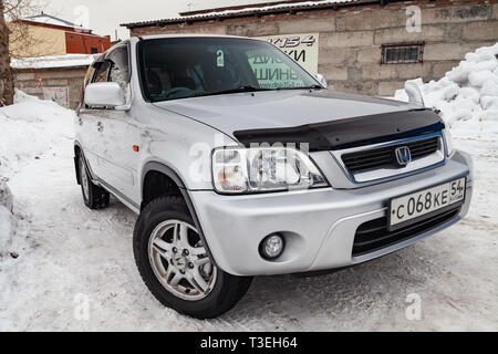 Nowosibirsk, Russland - 03.10.2019: Vorderansicht des Honda CR-V der ersten Generation in Silber nach der Reinigung vor dem Verkauf in einem Winter und Schnee backgr Stockfoto