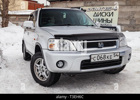 Nowosibirsk, Russland - 03.10.2019: Vorderansicht des Honda CR-V der ersten Generation in Silber nach der Reinigung vor dem Verkauf in einem Winter und Schnee backgr Stockfoto