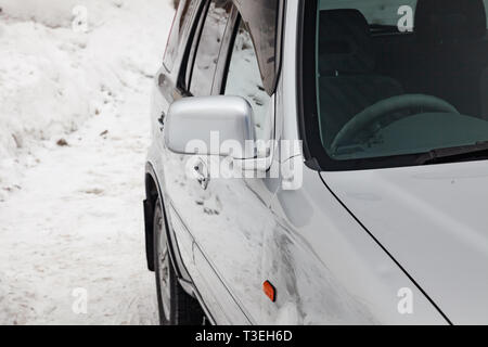 Nowosibirsk, Russland - 03.10.2019: Vorderseite spiegel Ansicht von Honda CR-V der ersten Generation in Silber nach der Reinigung vor dem Verkauf im Winter Tag und Stockfoto