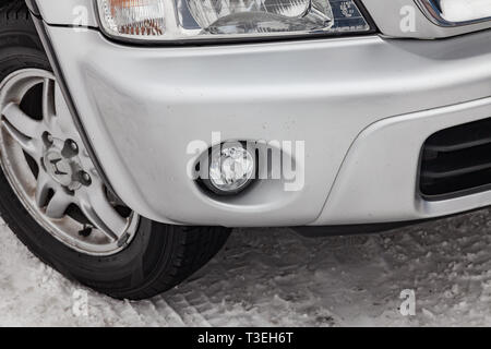 Nowosibirsk, Russland - 03.10.2019: Frontstoßstange foglamp Blick auf Honda CR-V der ersten Generation in Silber nach der Reinigung vor dem Verkauf in einem Wintertag Stockfoto