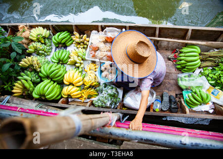 Floating Market - Ansicht von oben Boot voller frischer Früchte zum Verkauf Stockfoto