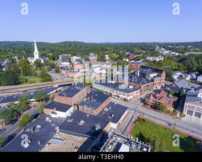 Luftaufnahme von Winchester Center historischen Bezirk und ersten Gemeindekirche in der Innenstadt von Winchester, Massachusetts, USA. Stockfoto