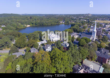 Luftaufnahme von Winchester Center historischen Bezirk und ersten Gemeindekirche in der Innenstadt von Winchester, Massachusetts, USA. Stockfoto