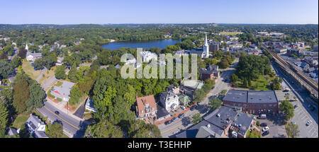 Luftaufnahme von Winchester Center historischen Bezirk und ersten Gemeindekirche Panorama in der Innenstadt von Winchester, Massachusetts, USA. Stockfoto