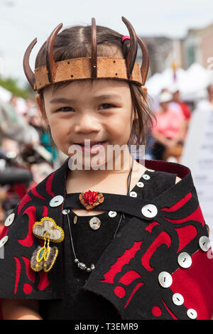 Glücklich lächelnd, Native American Kind in traditioneller Kleidung an der Penn Cove Water Festival. Pacific Northwest Haida Tlingit indianischen Stämmen. Stockfoto