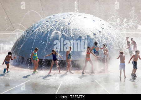 Gruppe von Jungen und Mädchen Kinder im Freien spielen im Internationalen Brunnen in Seattle Center. Menschen Kinder Sommer Spaß in die Stadt. Stockfoto