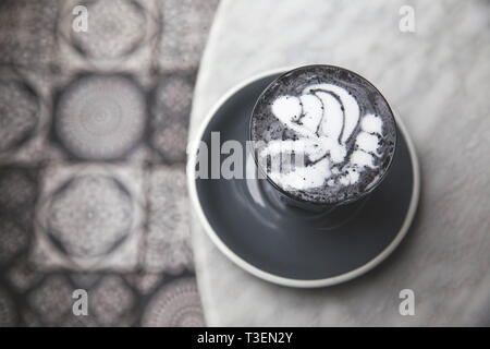 Holzkohle super Latte auf Marmor Hintergrund. Trendy gesunde organische Trinken Stockfoto