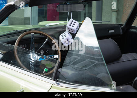 Fuzzy Dice am Rückspiegel eines alten amerikanischen Auto Stockfoto