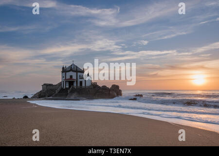 Sonnenuntergang von der Kapelle auf dem Strand in der Nähe von Miramar, Oporto, Portugal Stockfoto