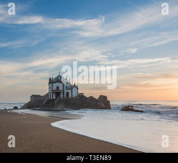 Sonnenuntergang von der Kapelle auf dem Strand in der Nähe von Miramar, Oporto, Portugal Stockfoto