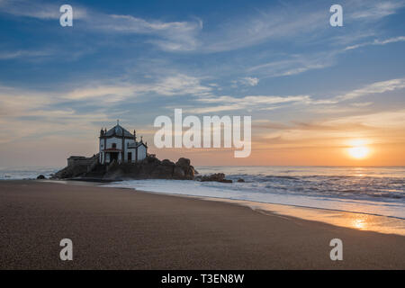 Sonnenuntergang von der Kapelle auf dem Strand in der Nähe von Miramar, Oporto, Portugal Stockfoto