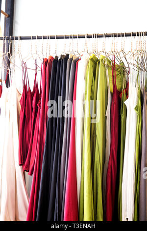 Modische Kleidung in einer Boutique speichern Stockfoto