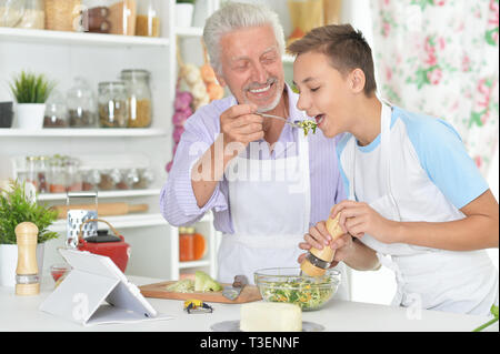 Älterer Mann mit Enkel Vorbereitung Abendessen in der Küche Stockfoto