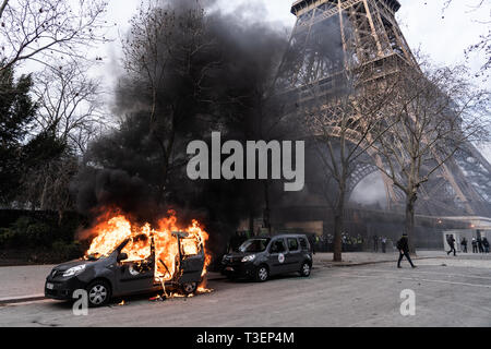 Ein sentinelle Security Operation Auto brennt vor dem Eiffelturm während der Demonstration in Paris Gelb" am 9. Februar 2019 Stockfoto