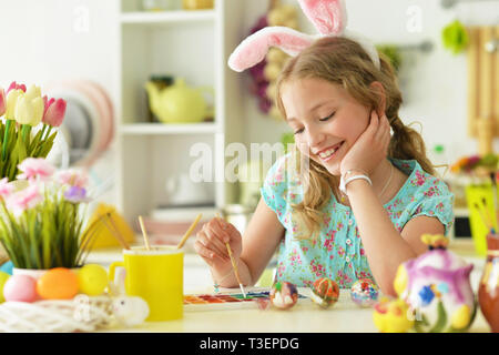 Portrait von schönen Mädchen im bunny Ohren Malerei Eier für Ostern Stockfoto