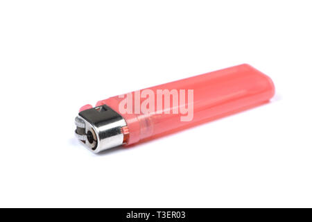 Billig rosa Kunststoff- Einweg Feuerzeug auf weißem Hintergrund Stockfoto