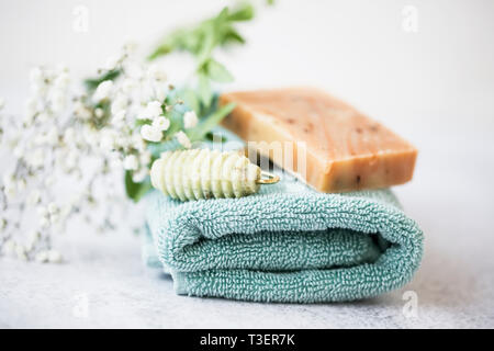 Natürliche Hautpflege und Spa Produkte mit handgemachten Naturseifen, Jade Gesicht Walze und Baumwolle Handtuch closeup, Wellness und Hautpflege Konzept, natürliche organische Wir Stockfoto