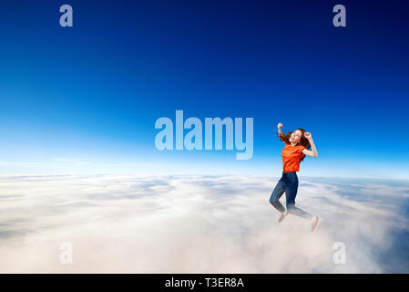 Junge Frau fehlgeschlagen und fiel in den Wolken Meer. Stockfoto