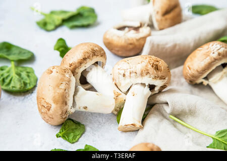 Champignon Pilze closeup mit Spinatblättern, Stillleben, gesundes Gemüse aus ökologischem Anbau Stockfoto
