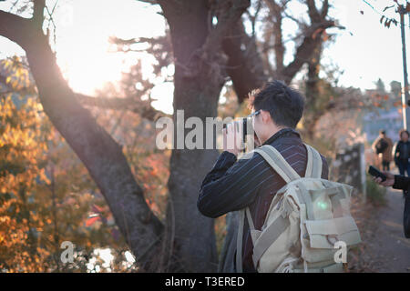 Rucksack man Bilder im Herbst Saison Stockfoto