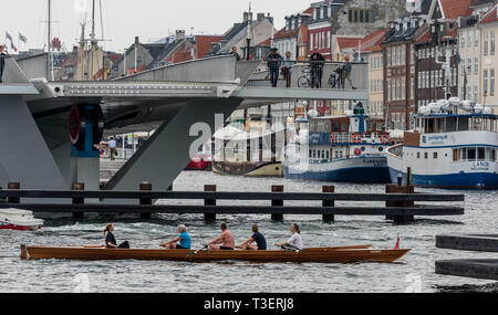 Die ruderer unter der Inderhavnsbroen (Inner Harbour Bridge). Im Jahr 2016 eröffnet, das innovative Brücke verbindet Nyhavn und Christianshavn. Stockfoto