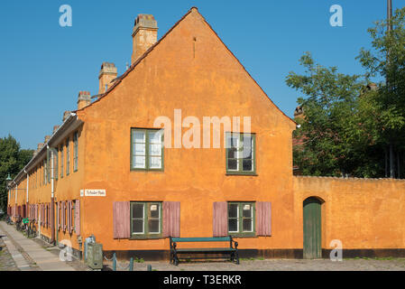 Die markant gelben historischen Cottages in der ehemaligen Marine Kaserne in Nyboder in Kopenhagen. Die Häuser waren ursprünglich Rot und Weiß. Stockfoto