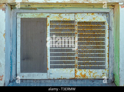 Verschiedene perforierte Altes Eisen Blätter befestigt Notfenster. Stockfoto