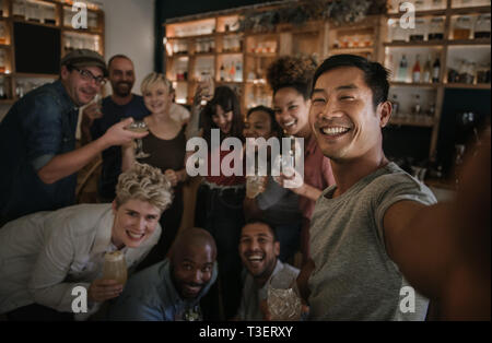 Freunde unter selfies und dabei Spaß haben in einer Bar Stockfoto