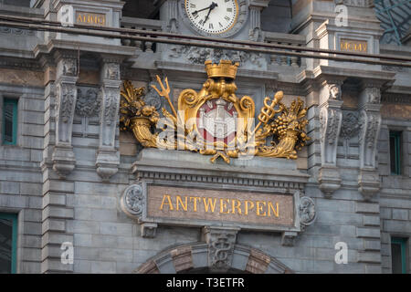 Wecker und "Antwerpen"-Schriftzug im Bahnhof Antwerpen-Centraal (Antwerpen) Bahnhof in der belgischen Stadt Antwerpen Stockfoto