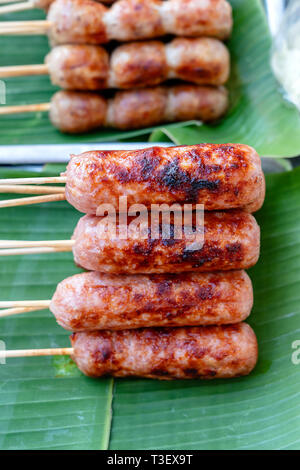 Gegrillte Wurst bei Thai Street Food Markt in Thailand, hautnah. Traditionelle Thai Wurst mit Schweinefleisch und Reis, leckeres Essen. Stockfoto