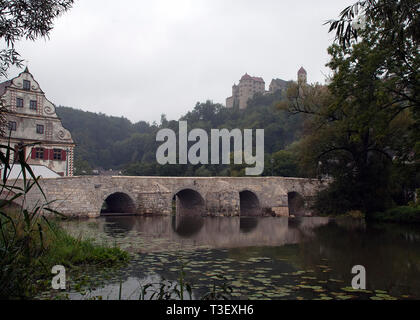 Harburg Deutschland, Blick auf die Brücke über den Fluss Wornitz mit Schloss im nebligen Hintergrund Stockfoto