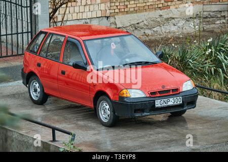 BUDAPEST, Ungarn - 7 April, 2019: Alte Suzuki Swift in der Straße im regnerischen Wetter geparkt. Beliebte Kleinwagen in der Anfang der 90er Jahre. In Septembe Stockfoto