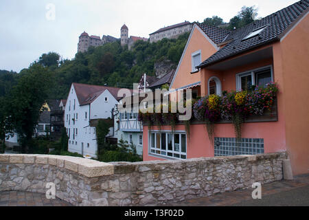 Harburg Deutschland, Häuser am Ufer des Flusses mit Schloss im Hintergrund Stockfoto