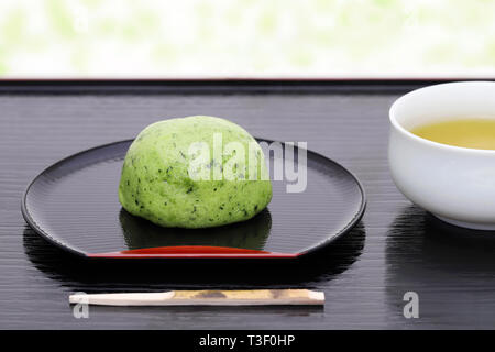 Japanische yomogi mochi Dessert für Frühling yomogi Pflanze aus Reis Kuchen Stockfoto