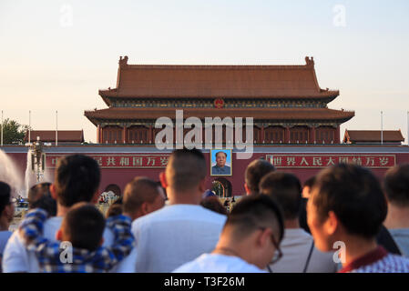 Touristen auf dem Tian'an Men Platz, die Bilder von Maos Porträt Stockfoto