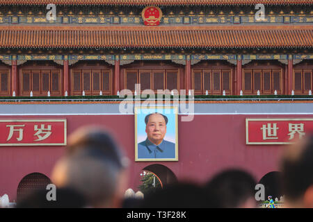 Touristen auf dem Tian'an Men Platz, die Bilder von Maos Porträt Stockfoto