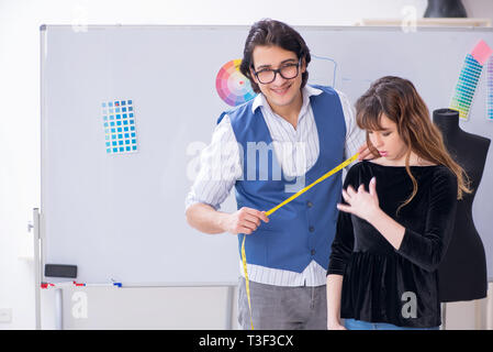 Professionelle männlichen maßgeschneiderte Messungen für Bluse Stockfoto