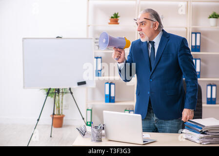 Im Alter von männlichen Mitarbeiter im Büro Stockfoto