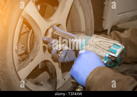 Close up Professional Automechaniker ändern Auto Rad im Auto Reparatur Service. Autoworker, Reifen oder Räder Austausch in der Garage der Reparatur Service s Stockfoto