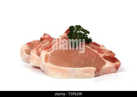 Frisches rohes Schweinefleisch Steak - schweinelende Koteletts mit Gewürzen auf weißem Hintergrund Stockfoto